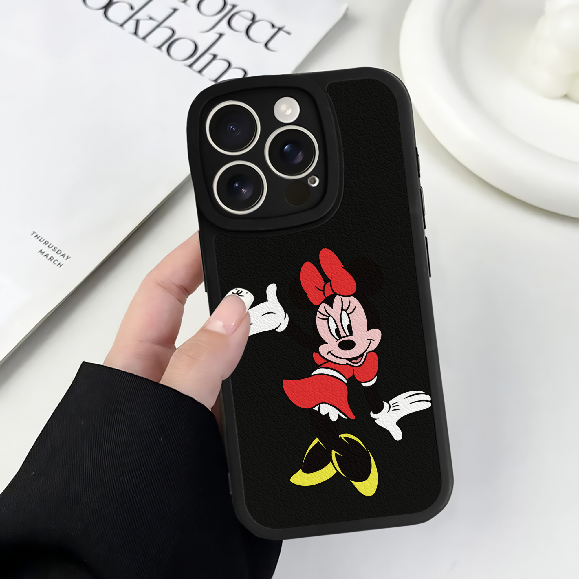 （画像用） ミッキーマウス Mickey Mouse 【iPhone 16シリーズ対応】シリコンスマホケース（レザー調） 材質：シリコン